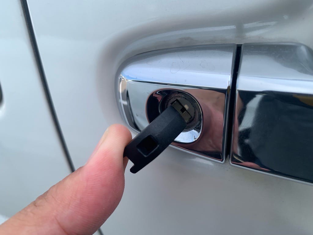 作製したトヨタヴェルファイアのドアキーをドアシリンダーに挿している