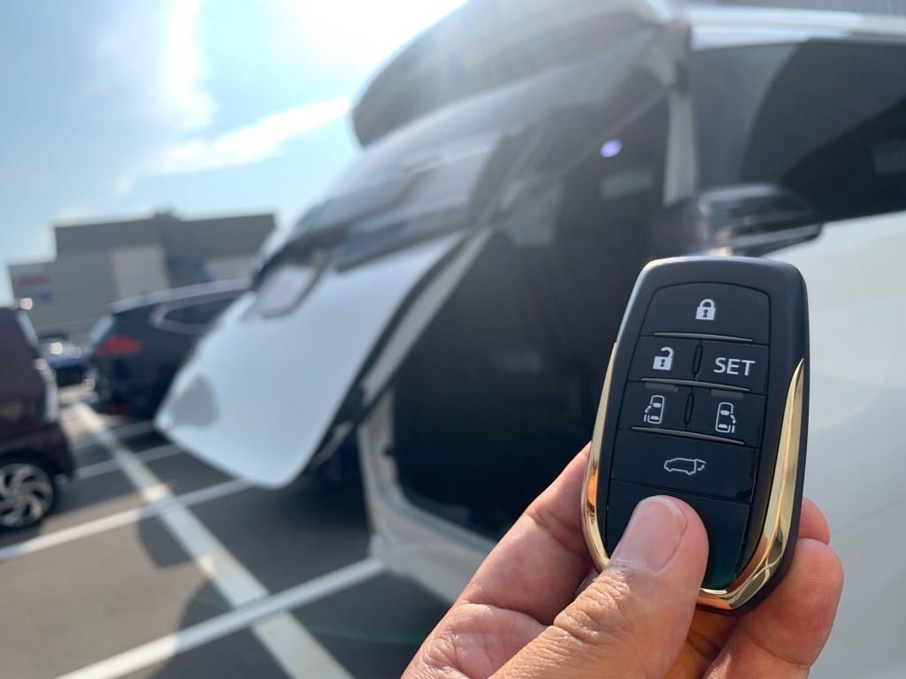 登録が完了したスマートキーでトヨタヴェルファイアのバックドアを開閉