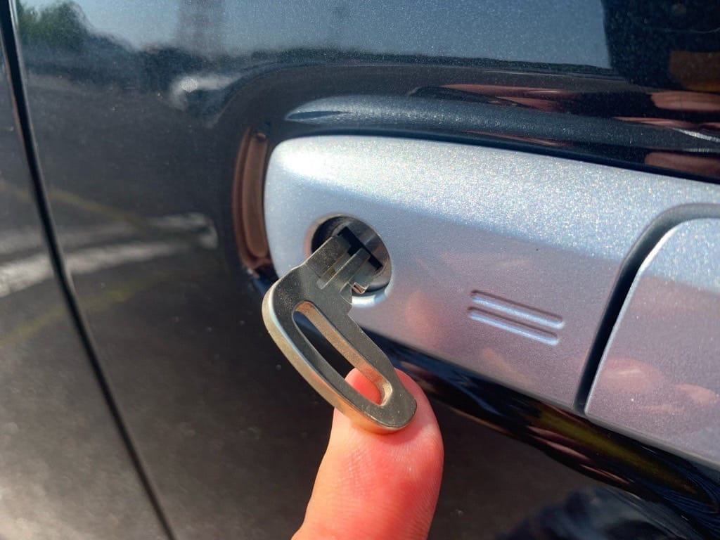 作製したダイハツタントのドアキーをドアシリンダーに挿している