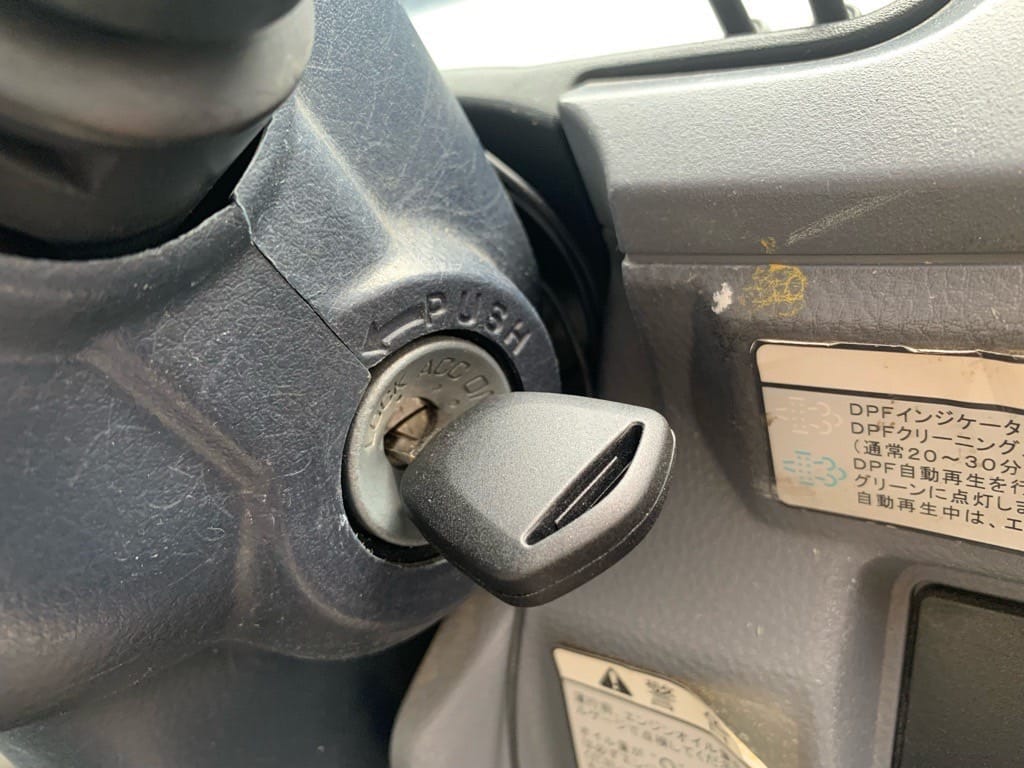 作製した三菱キャンターの鍵をイグニッションシリンダーに挿している