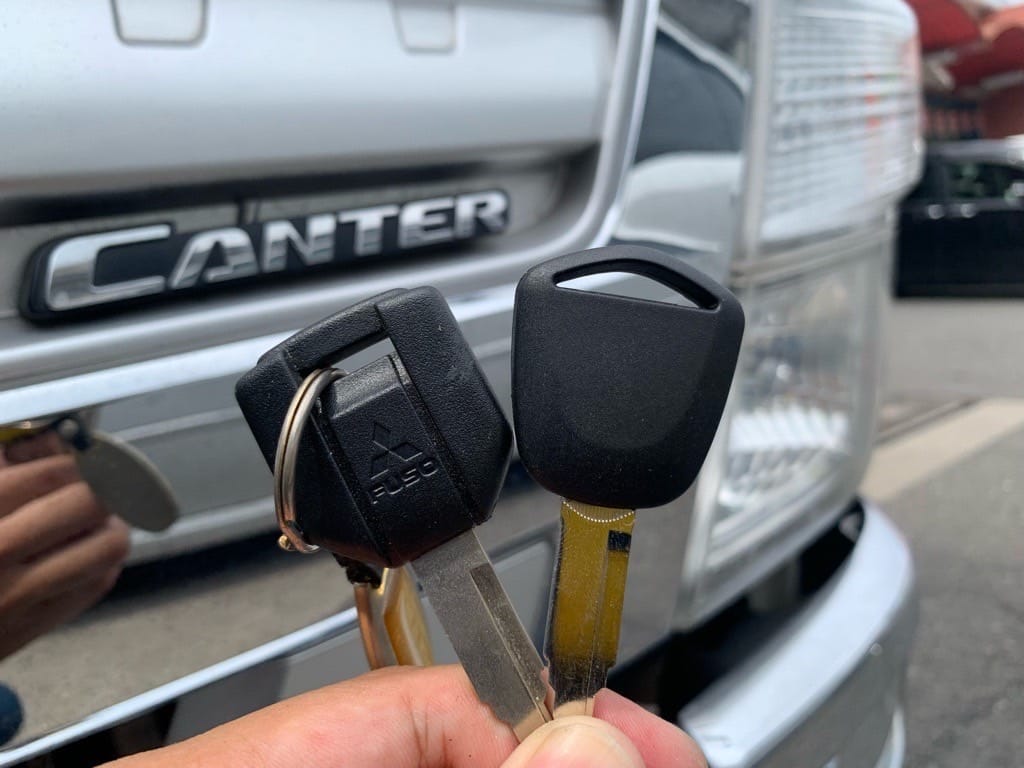 既存の鍵と作製したスペアキ―２本を手に持っている