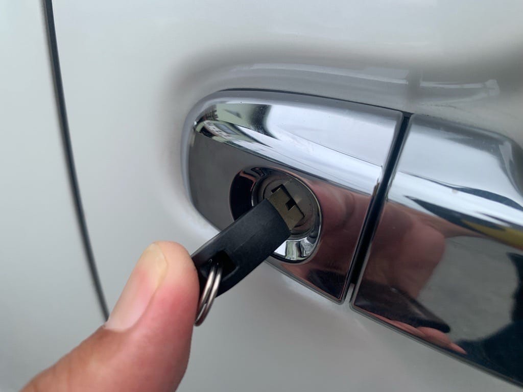 作製したドアキーをドアシリンダーに挿している