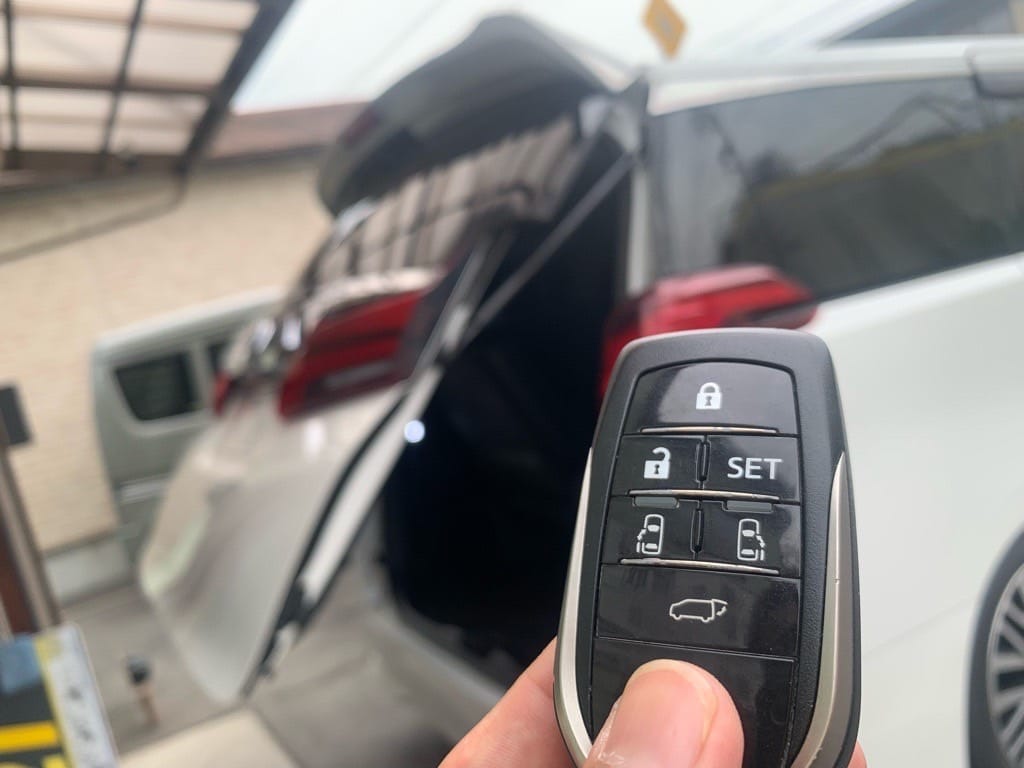 登録したスマートキーでバックドアを操作