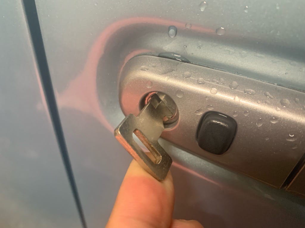 作製したダイハツミライースのドアキーをドアシリンダーに挿している