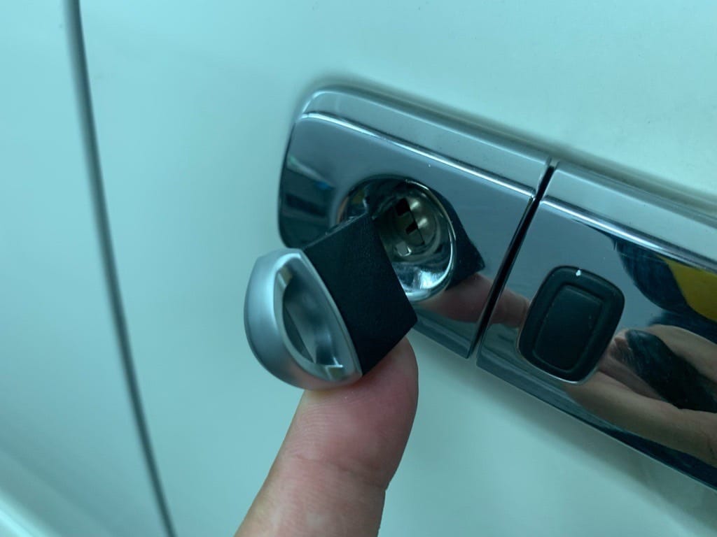 作製した日産セレナのドアキーをドアシリンダーに挿している