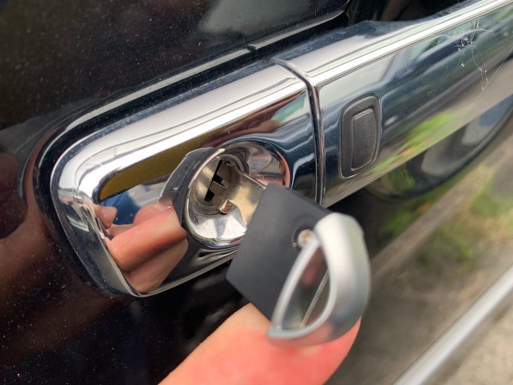 作製した日産セレナのドアキーをドアシリンダーに挿している