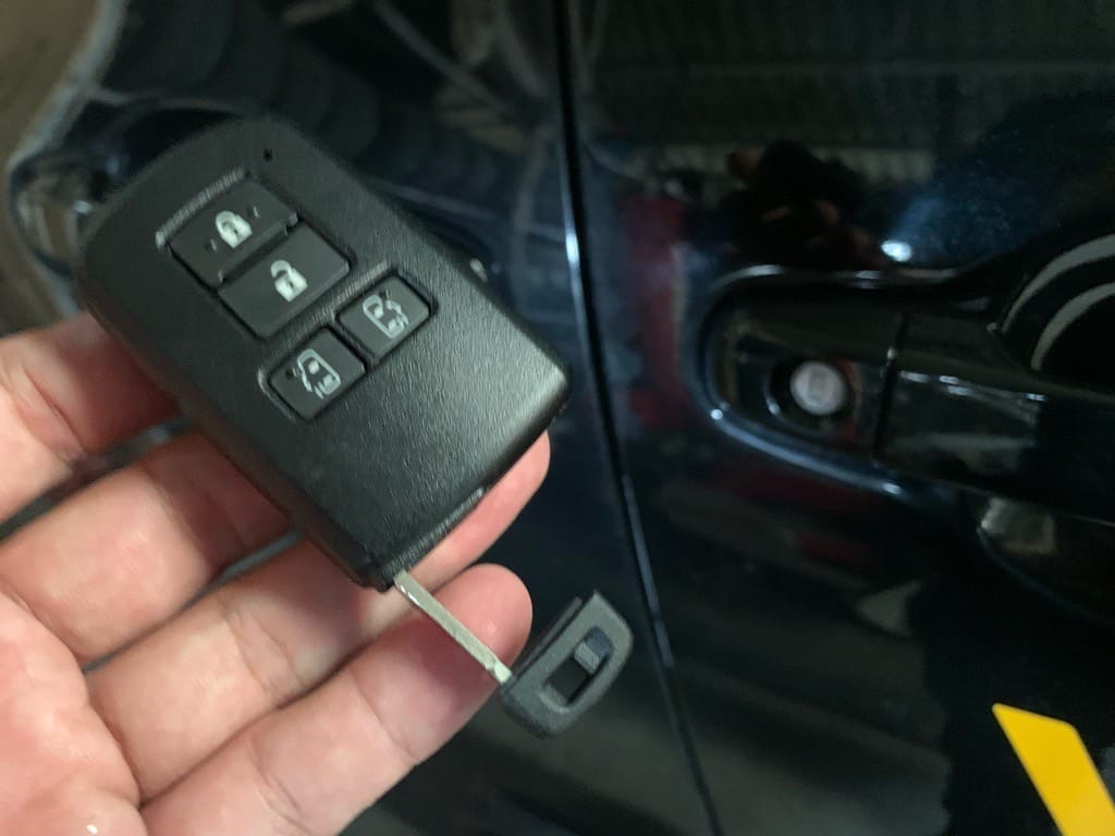 登録が完了したトヨタシエンタのスマートキーに作製したドアキーを収納