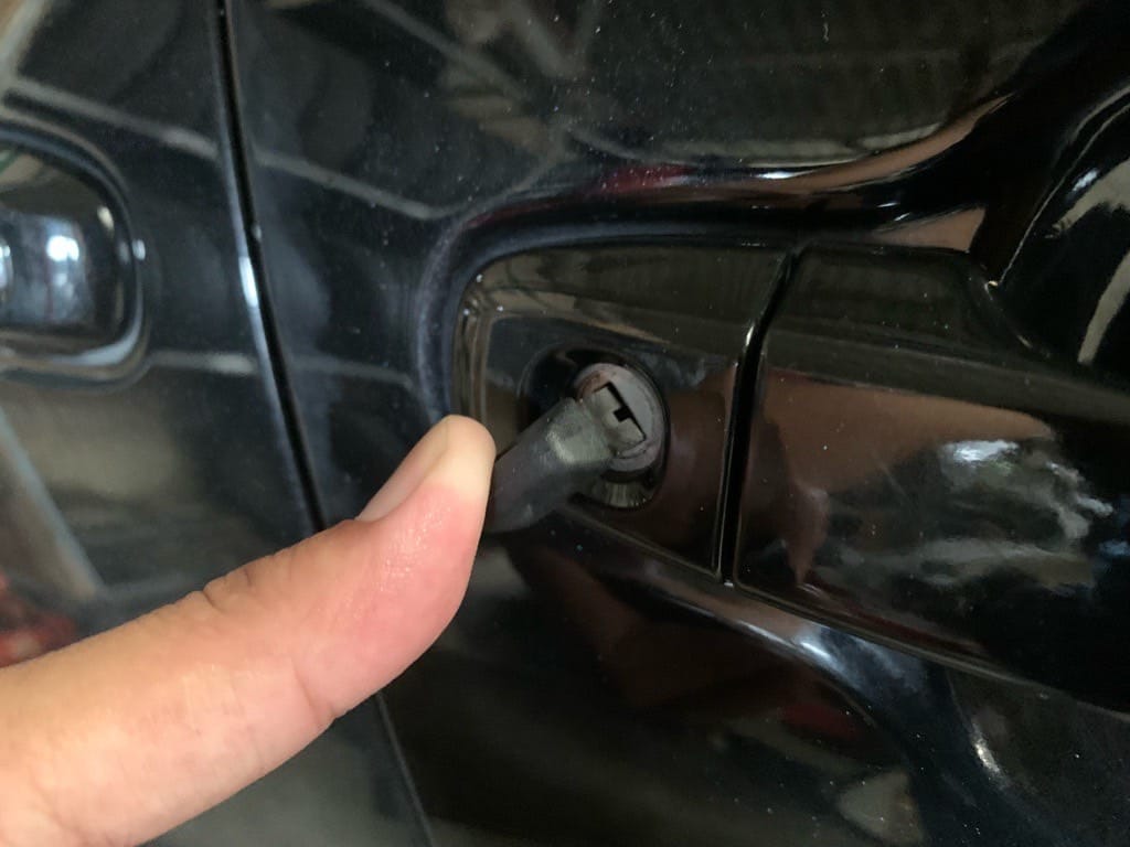 作製したトヨタシエンタのドアキーをドアシリンダーに挿している