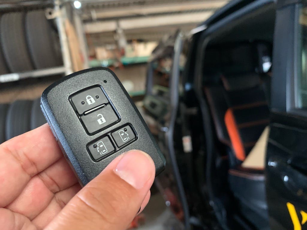 登録したトヨタシエンタのスマートキーでパワースライドドアを開ける様子