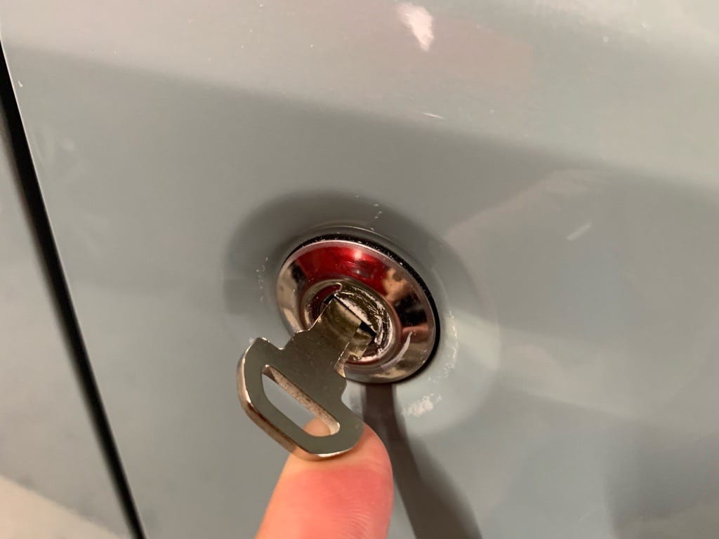 作製したマツダフレアのドアキーをドアシリンダーに挿している