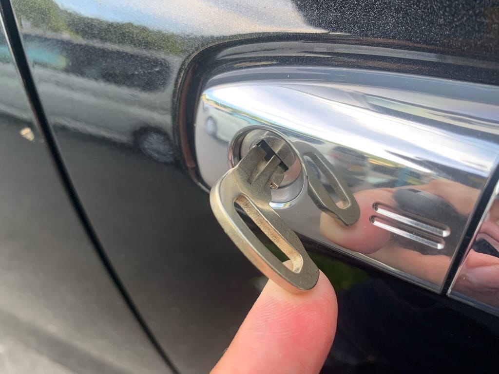 作製したダイハツロッキーのドアキーをドアシリンダーに挿している