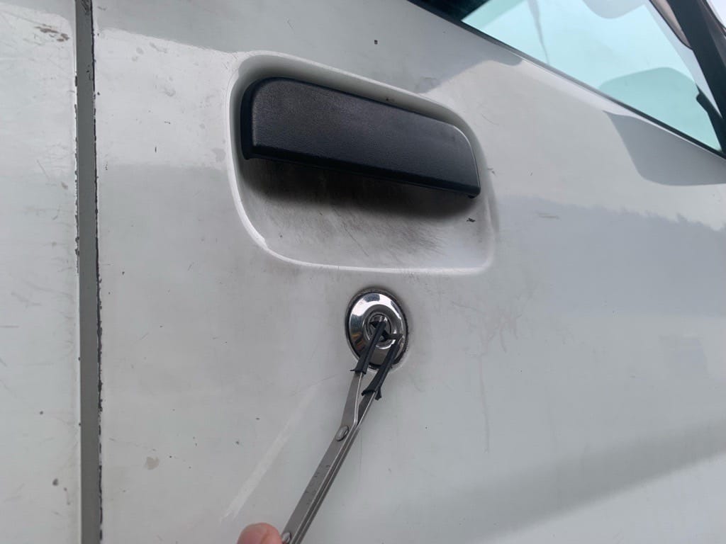 ダイハツハイゼットの運転席ドアシリンダーをピッキングする様子