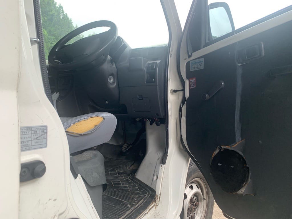 ピッキングで開いたダイハツハイゼットの運転席ドア