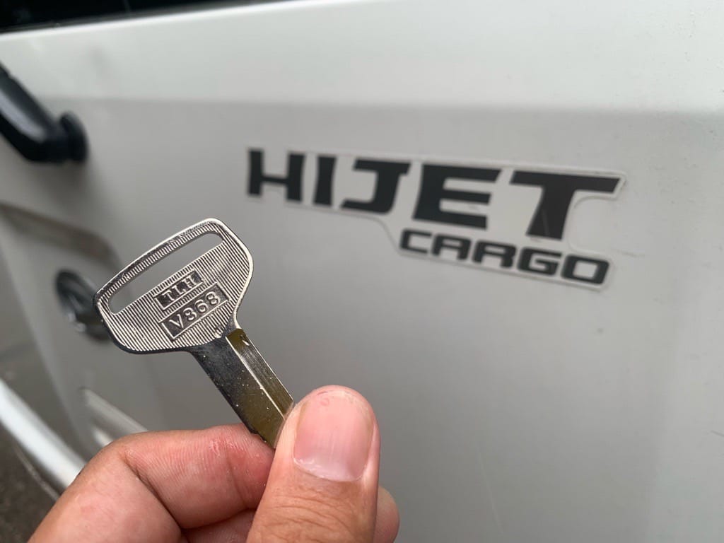 作製したダイハツハイゼットの鍵を手に持っている