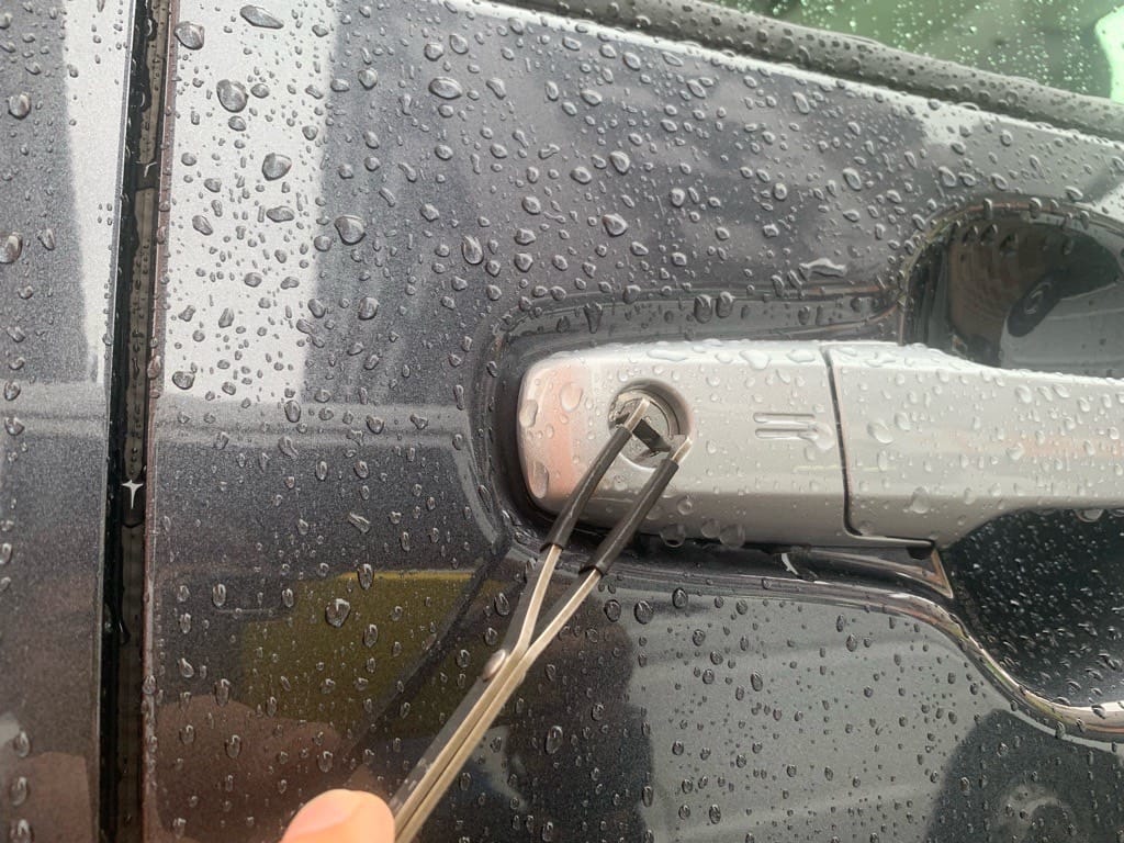 運転席ドアシリンダーをピッキングする様子