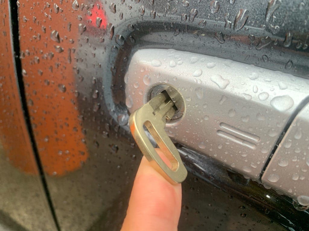 作製したドアキーをドアシリンダーに挿している