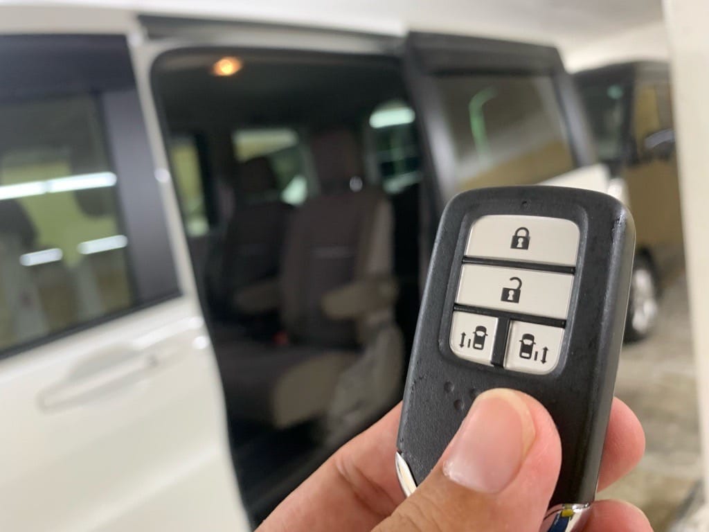 登録したホンダステップワゴンのスマートキーをリモコン操作してドアを開ける様子