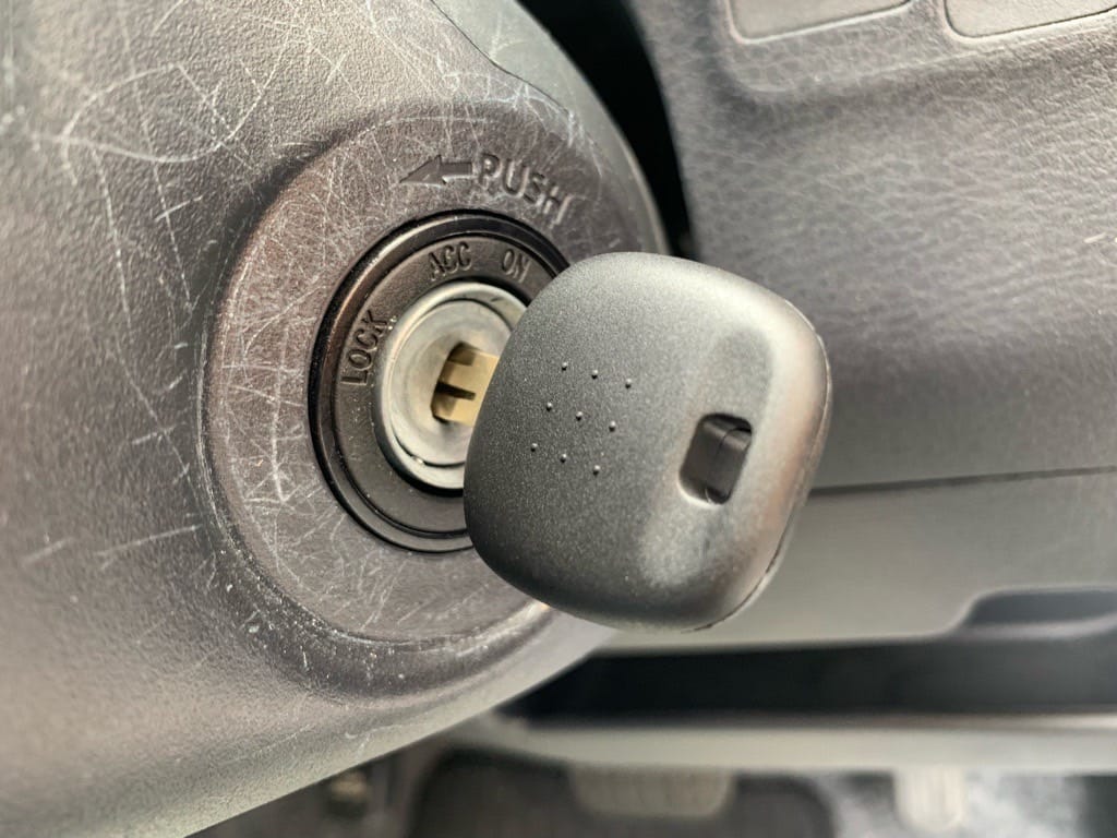 作製したICチップ入りの鍵をイグニッションシリンダーに挿している