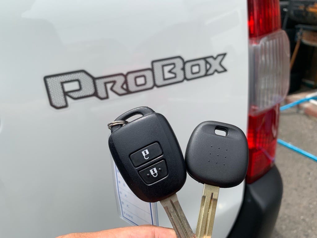 作製したトヨタプロボックスのスペアキ―と既存の鍵2本を手に持っている