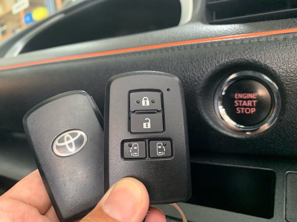 登録が完了したトヨタシエンタのスペアキ―と既存キーを手に持っている