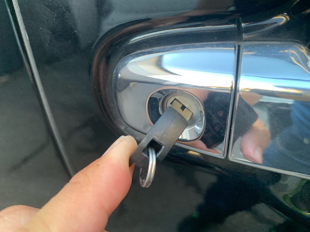 作製したメカニカルキーをドアシリンダーに挿している