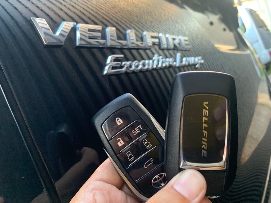 作製したスペアのスマートキーと既存のスマートキー。スマートキーには車名が入っている。