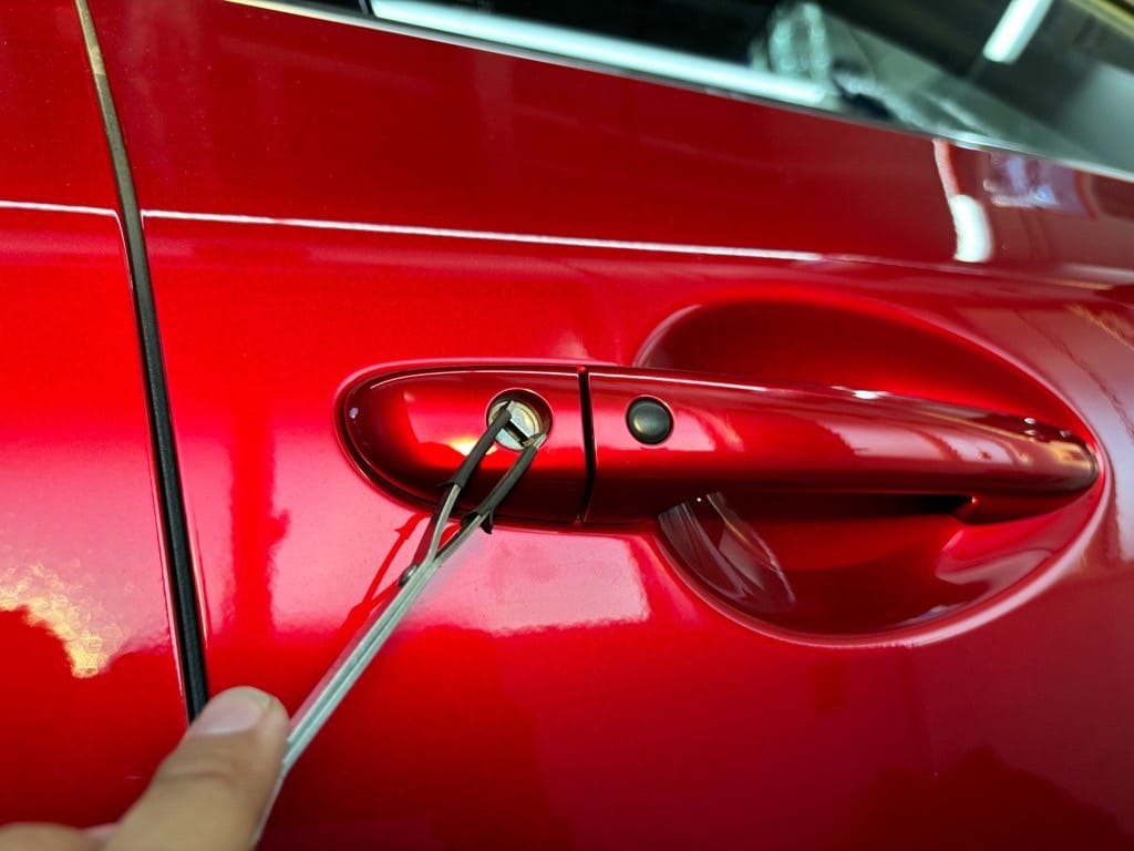 マツダCX8の運転席ドアシリンダーをピッキングする様子