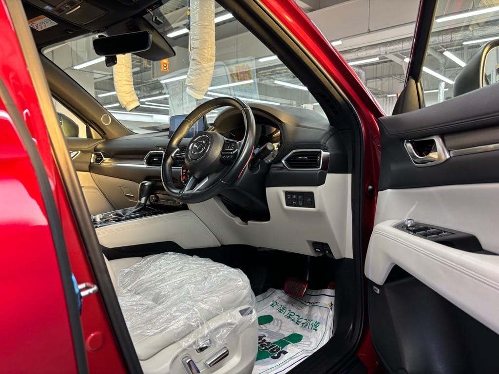 開いたマツダCX8の運転席ドア