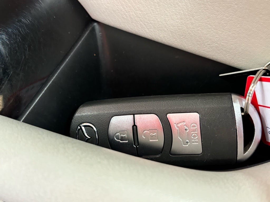 マツダCX8のドアポケットにスマートキーが入っている