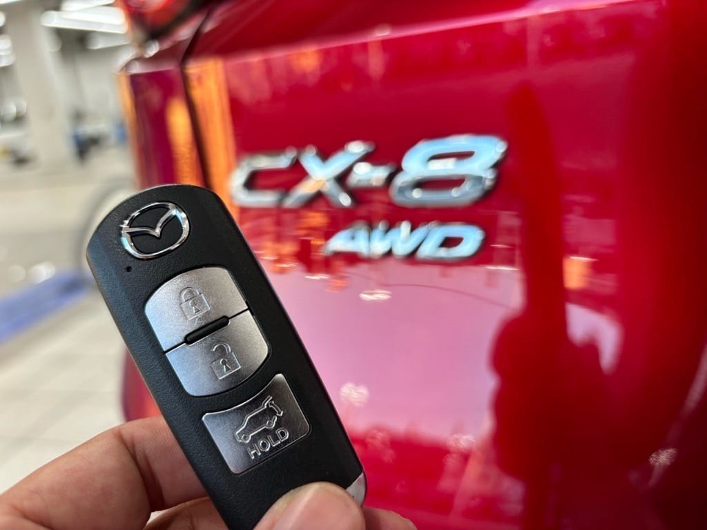 マツダCX8のスマートキーを手に持っている