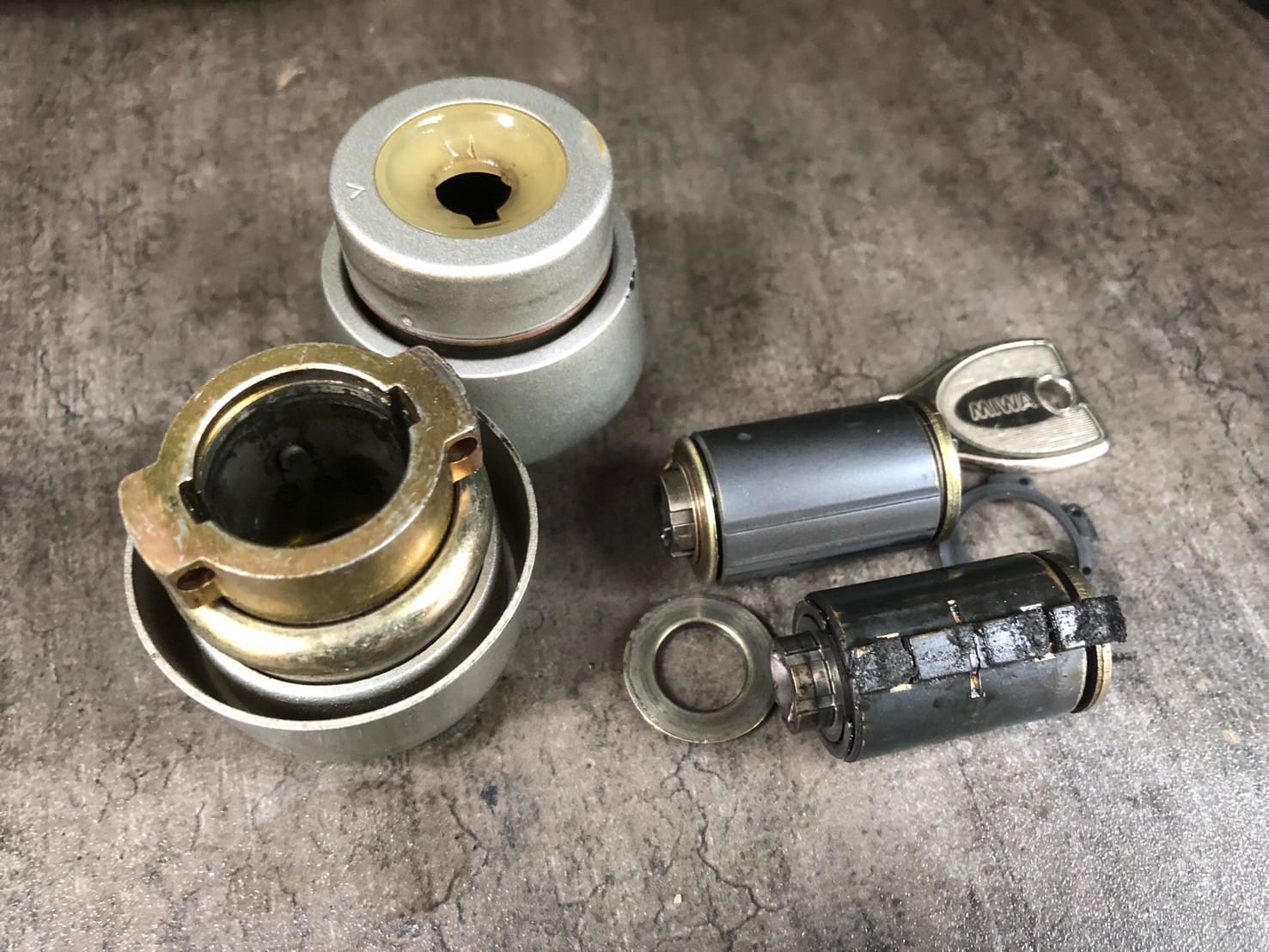 分解したMIWA製ディンプルシリンダー