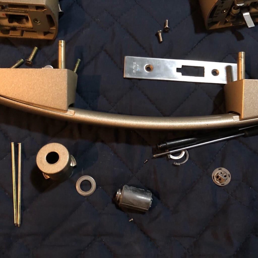 分解した2ロックプッシュプル錠