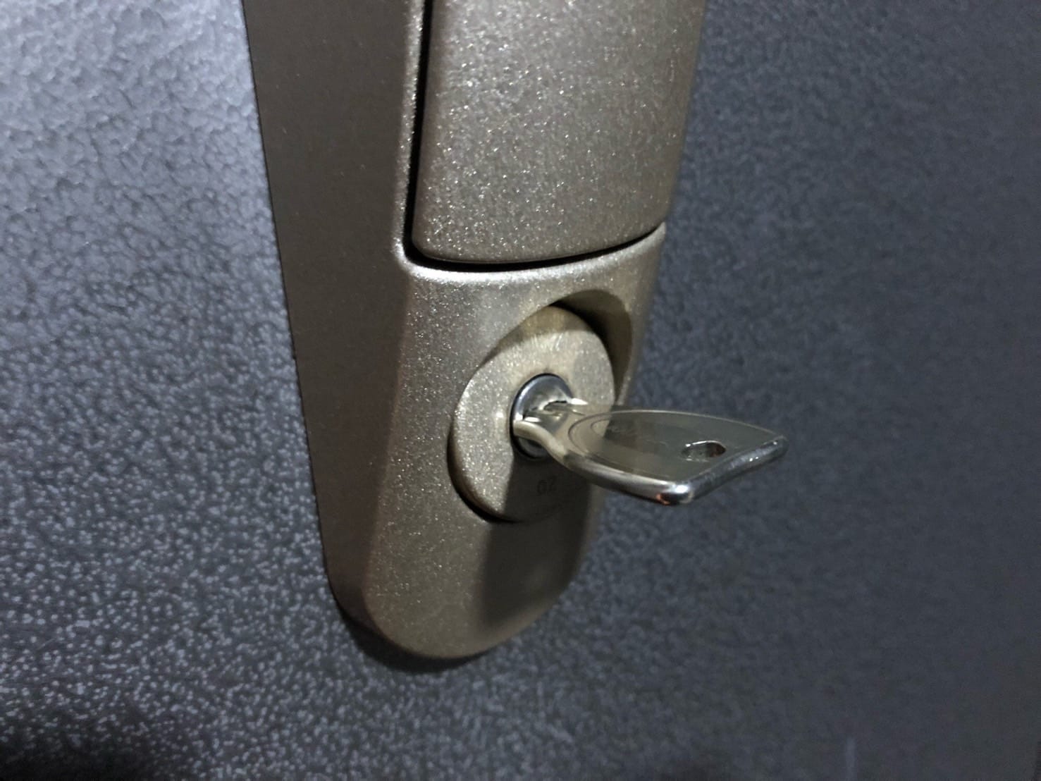鍵がささるようになった下側の鍵穴