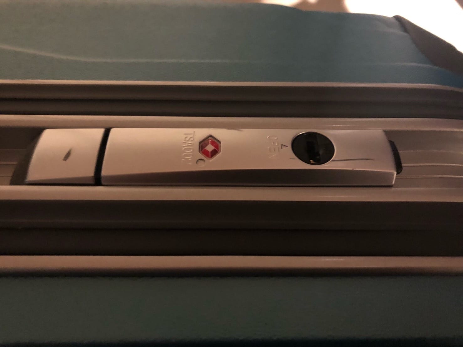 TSAロックの鍵穴が２つ付いている