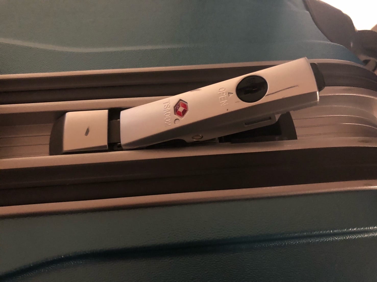 スーツケースの解錠に成功