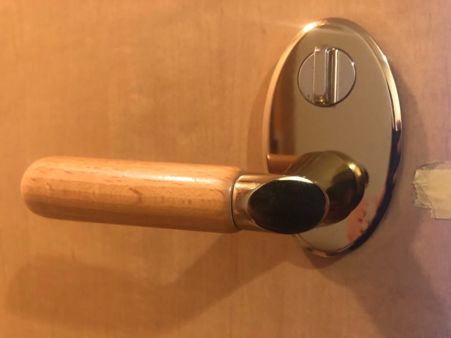 故障したトイレの扉についたレバーハンドル錠