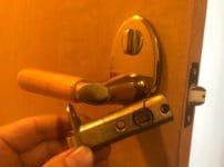 取れ外したチューブラッチにヒビ