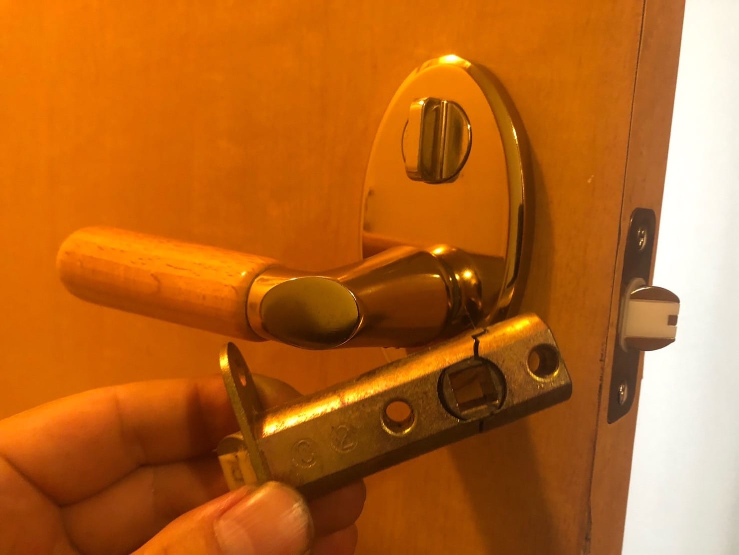 取れ外したチューブラッチにヒビ