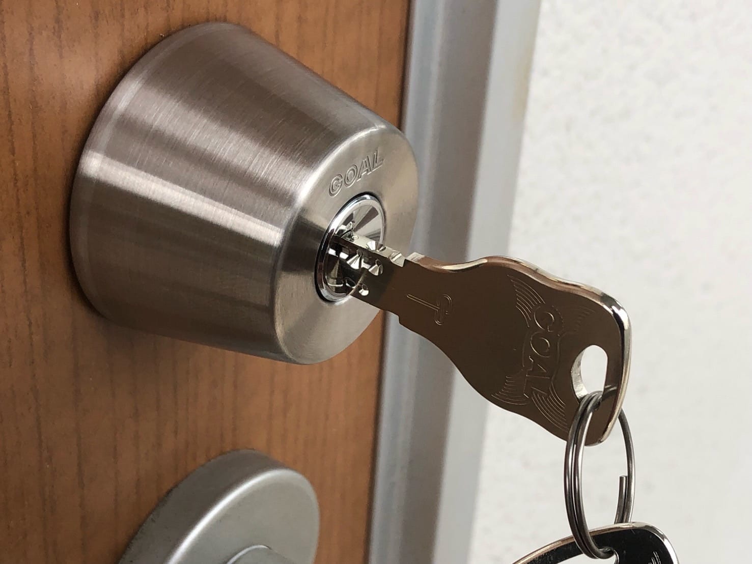 交換したシリンダーに鍵を挿している