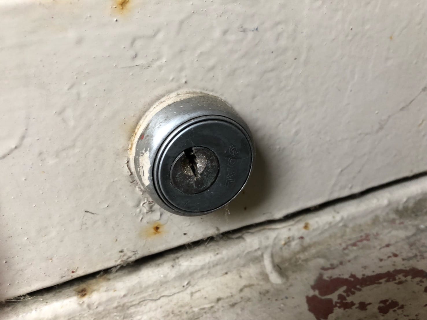 扉に付いている本締錠