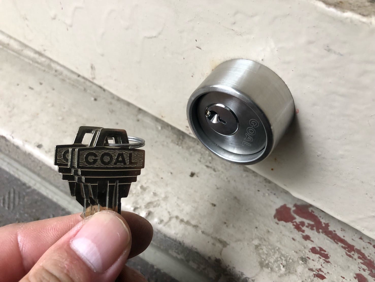 新しいキーシリンダーへ交換。付属の鍵を手に持っている