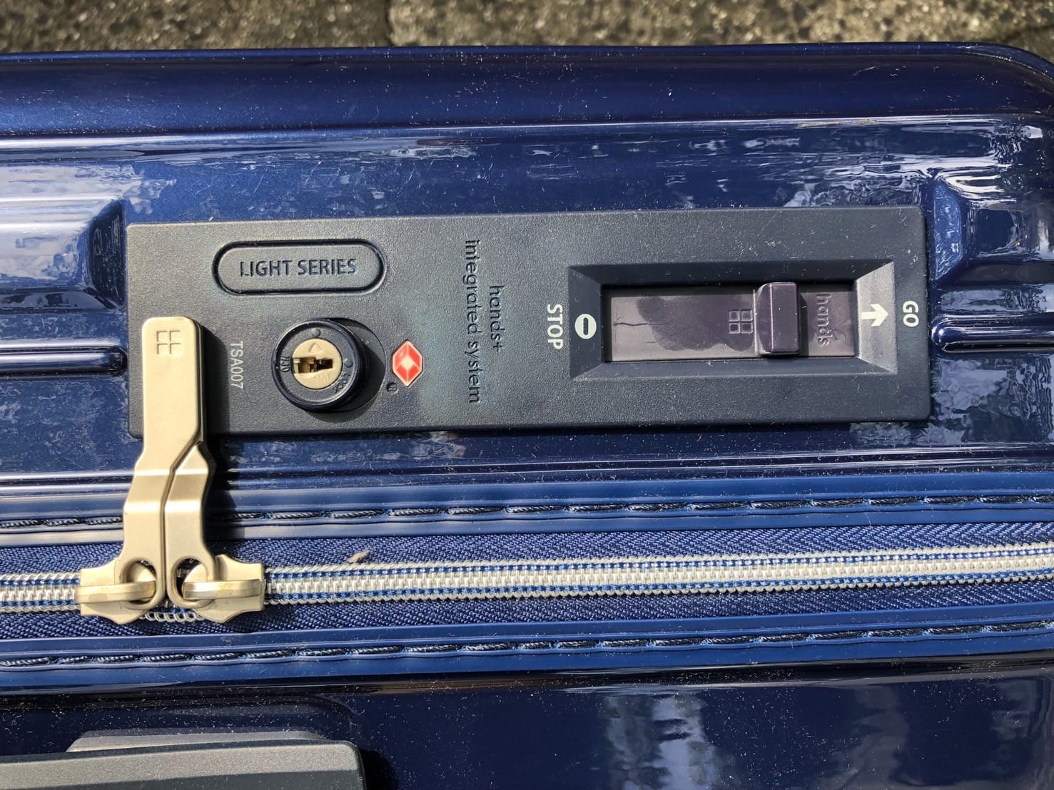 スーツケースには鍵穴が１つ付いている。ロックはかかったまま。