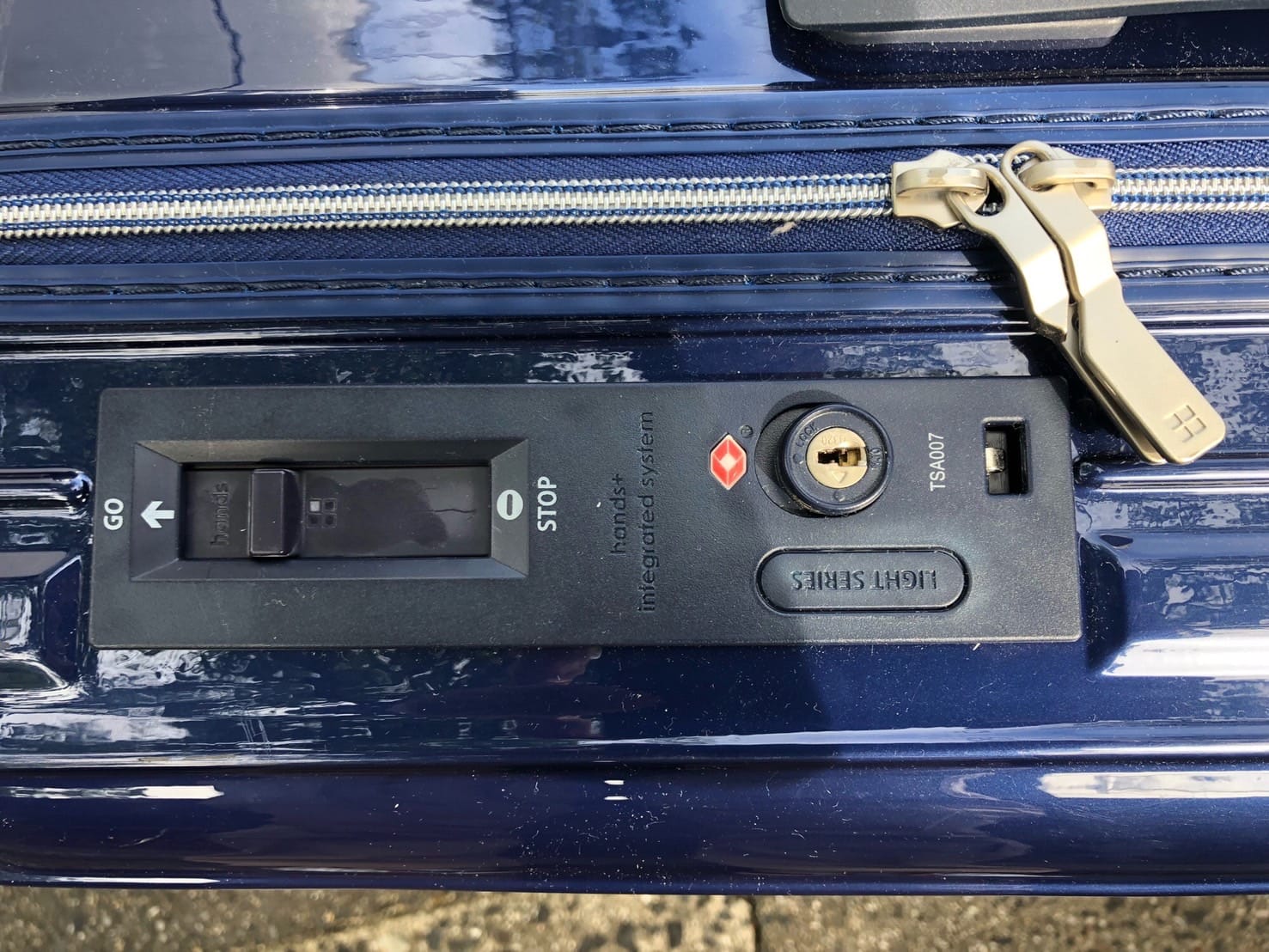 スーツケースの解錠に成功。