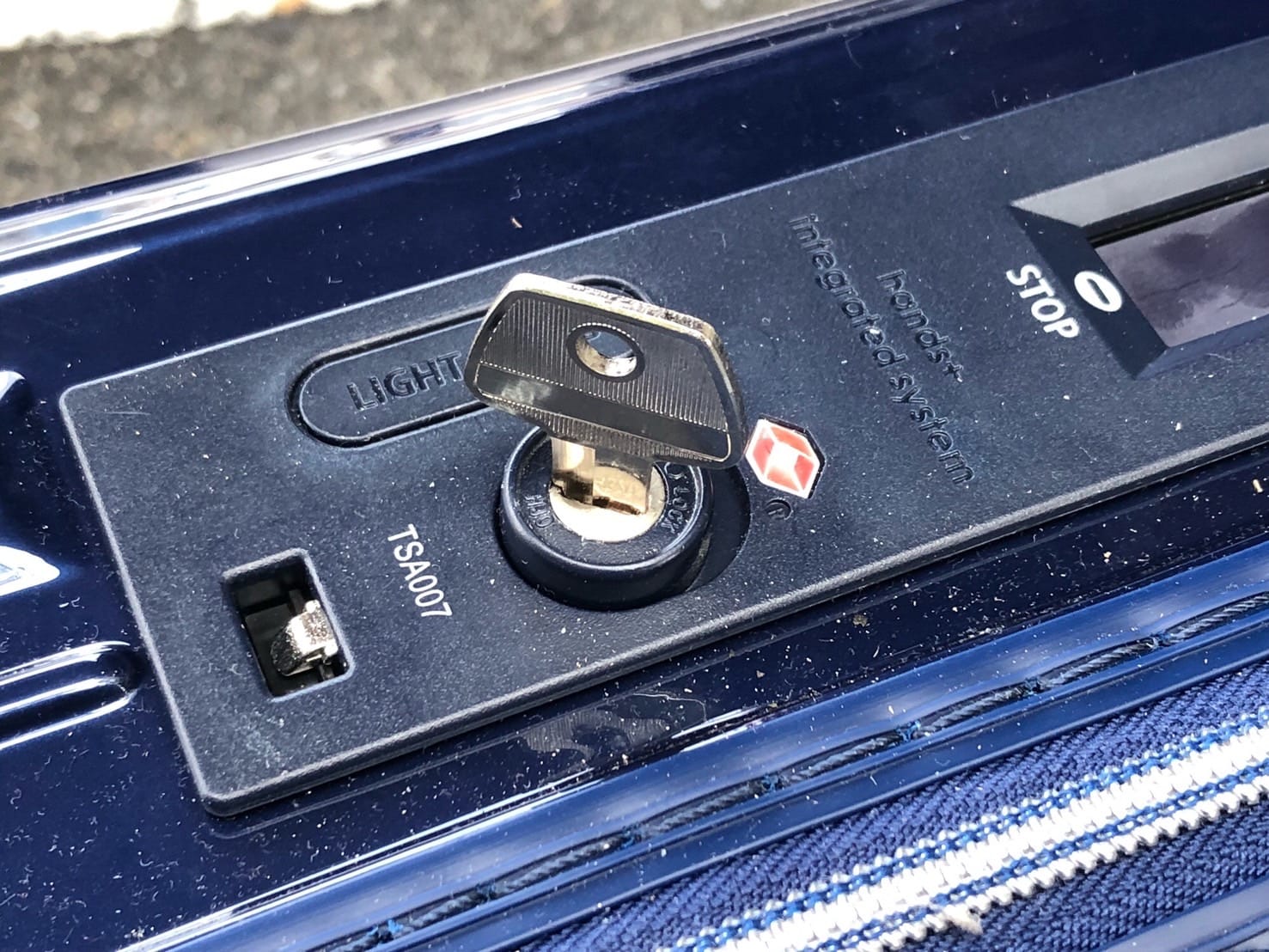 作製した鍵を鍵穴に挿している