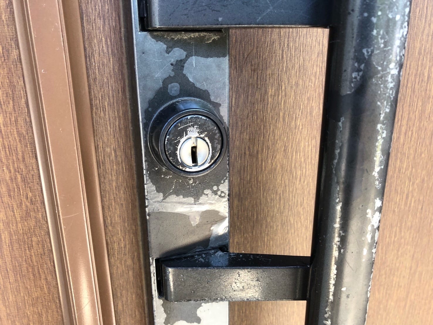 玄関ドアに取り付けられている2ロックのディンプルシリンダー