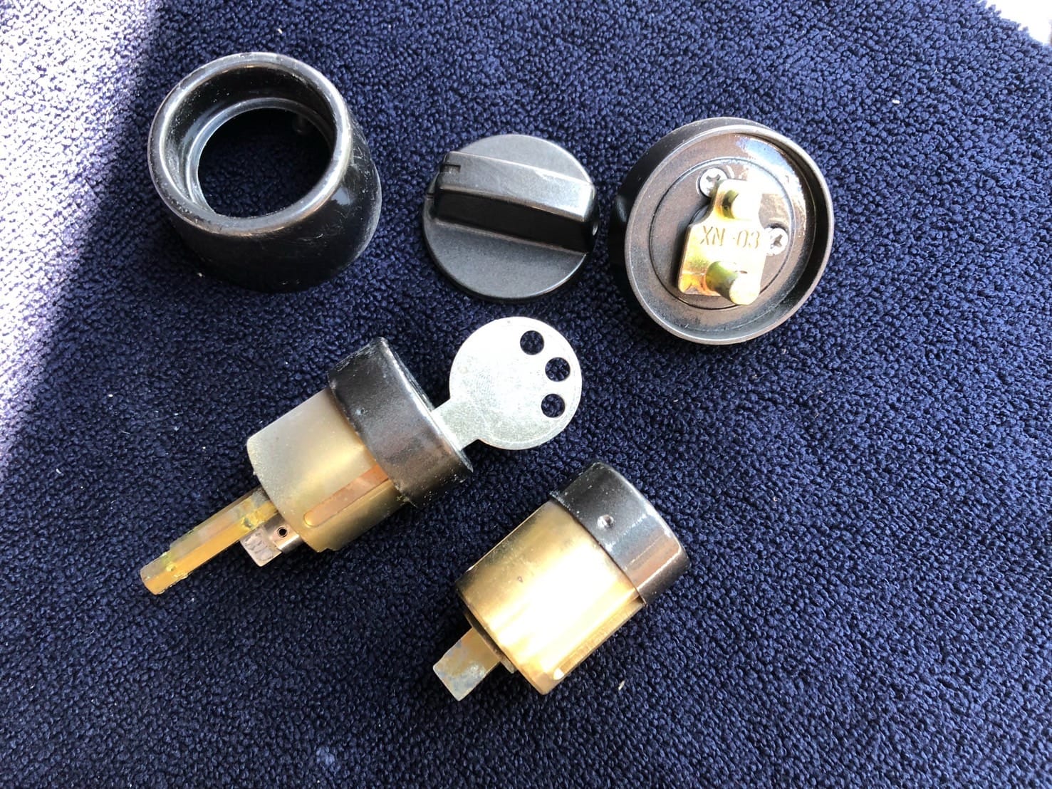 分解したキーシリンダー