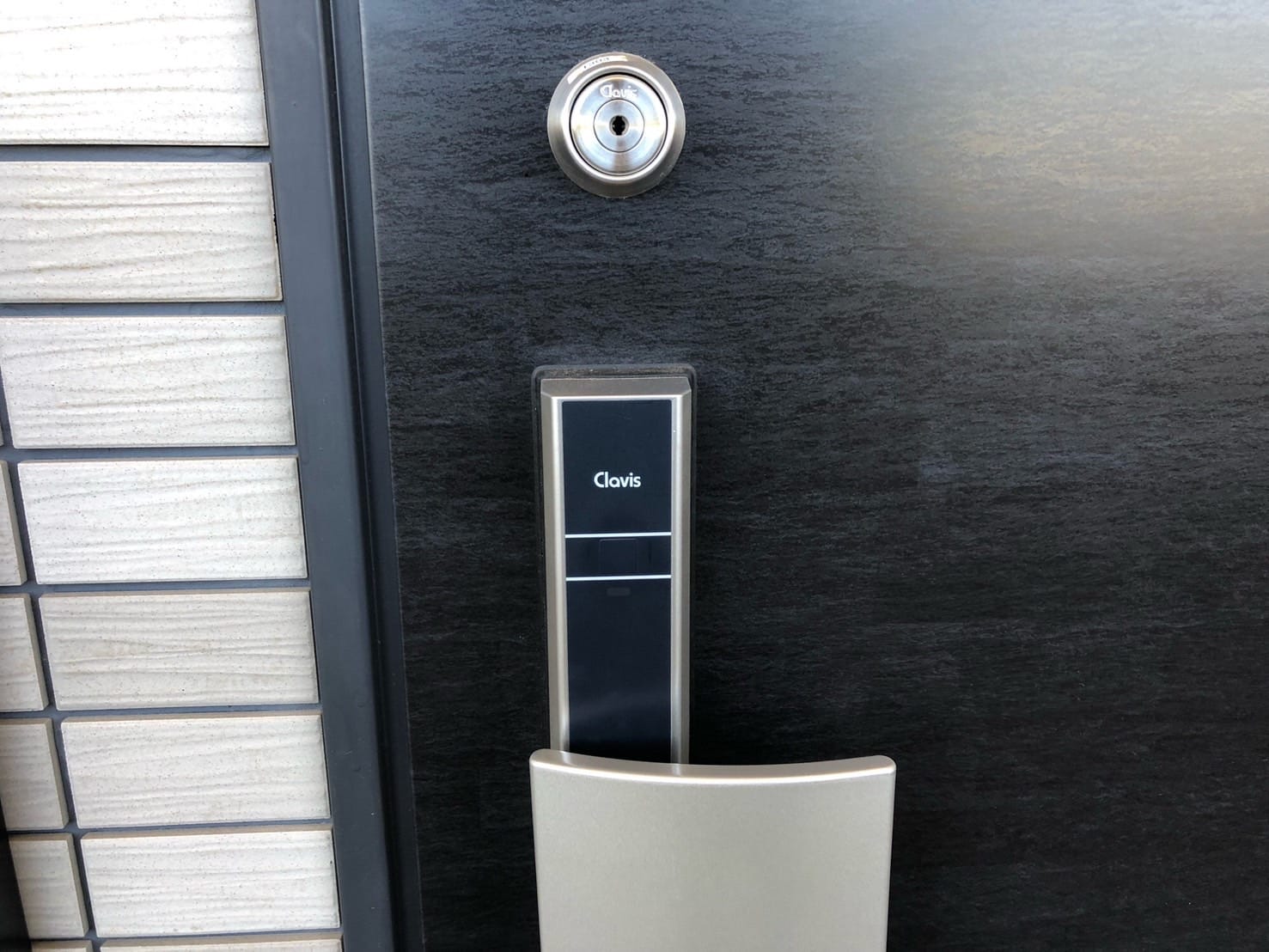 クラビスの電子錠とF22のシリンダーが付いている