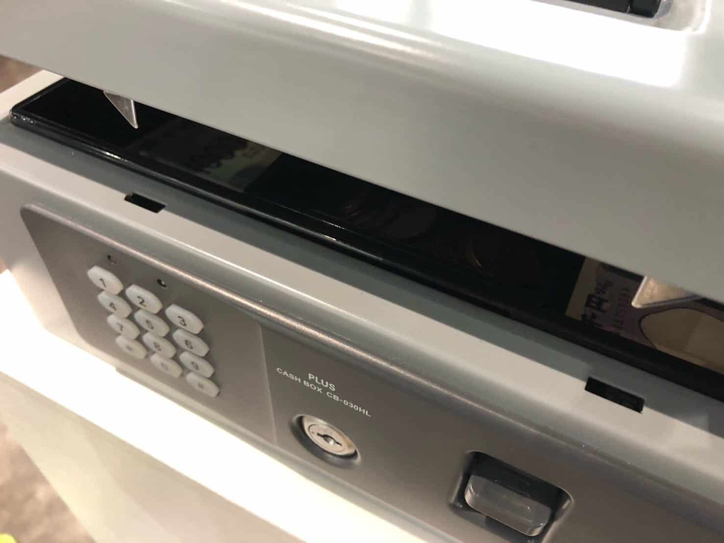 開いた手提げ金庫