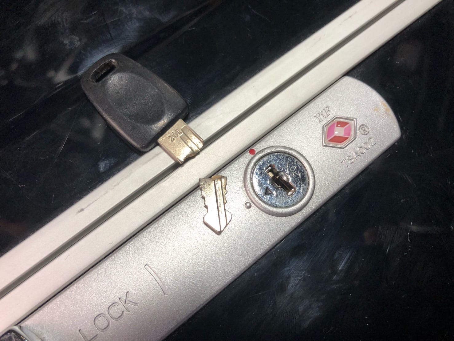 鍵が折れている