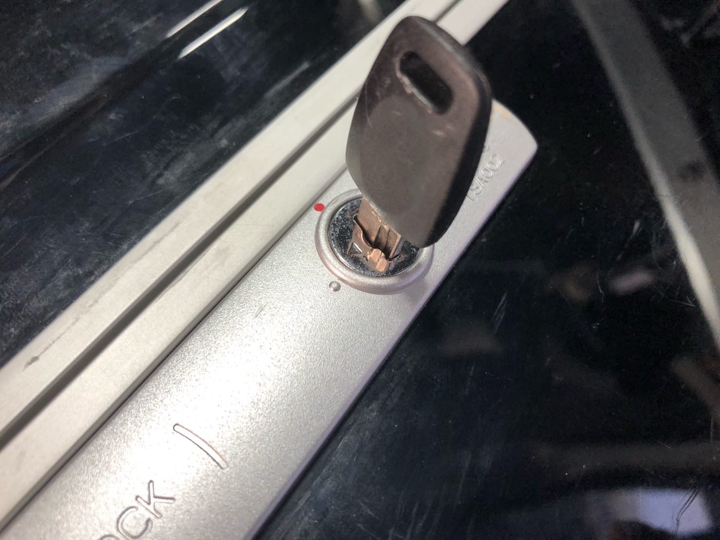 スーツケースの鍵穴に鍵をさしている